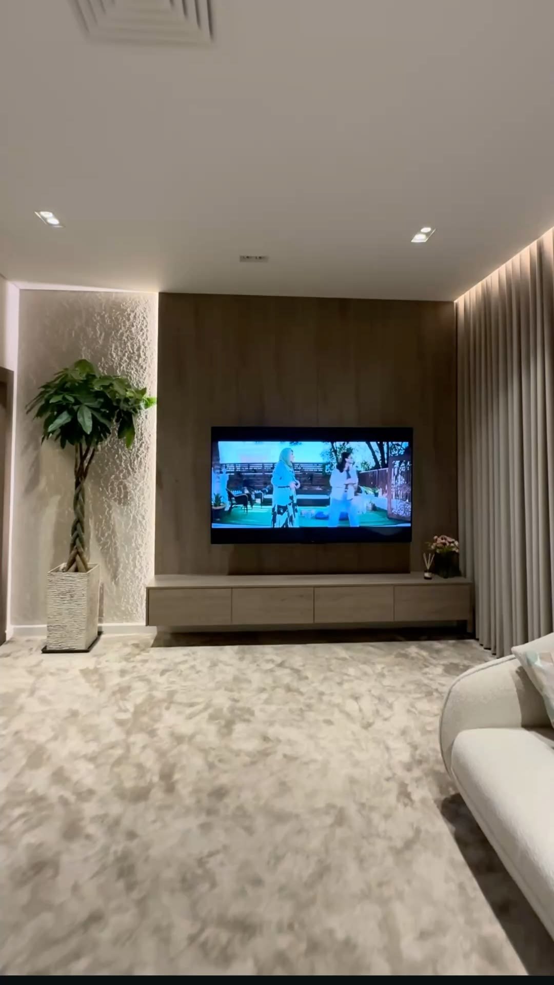 أصبح جدار التلفزيون من العناصر الأساسية في تصميم الصالات والمجالس الحديثة، ويمكن تحويله إلى نقطة جمالية مميزة باستخدام بديل الخشب أو بديل…